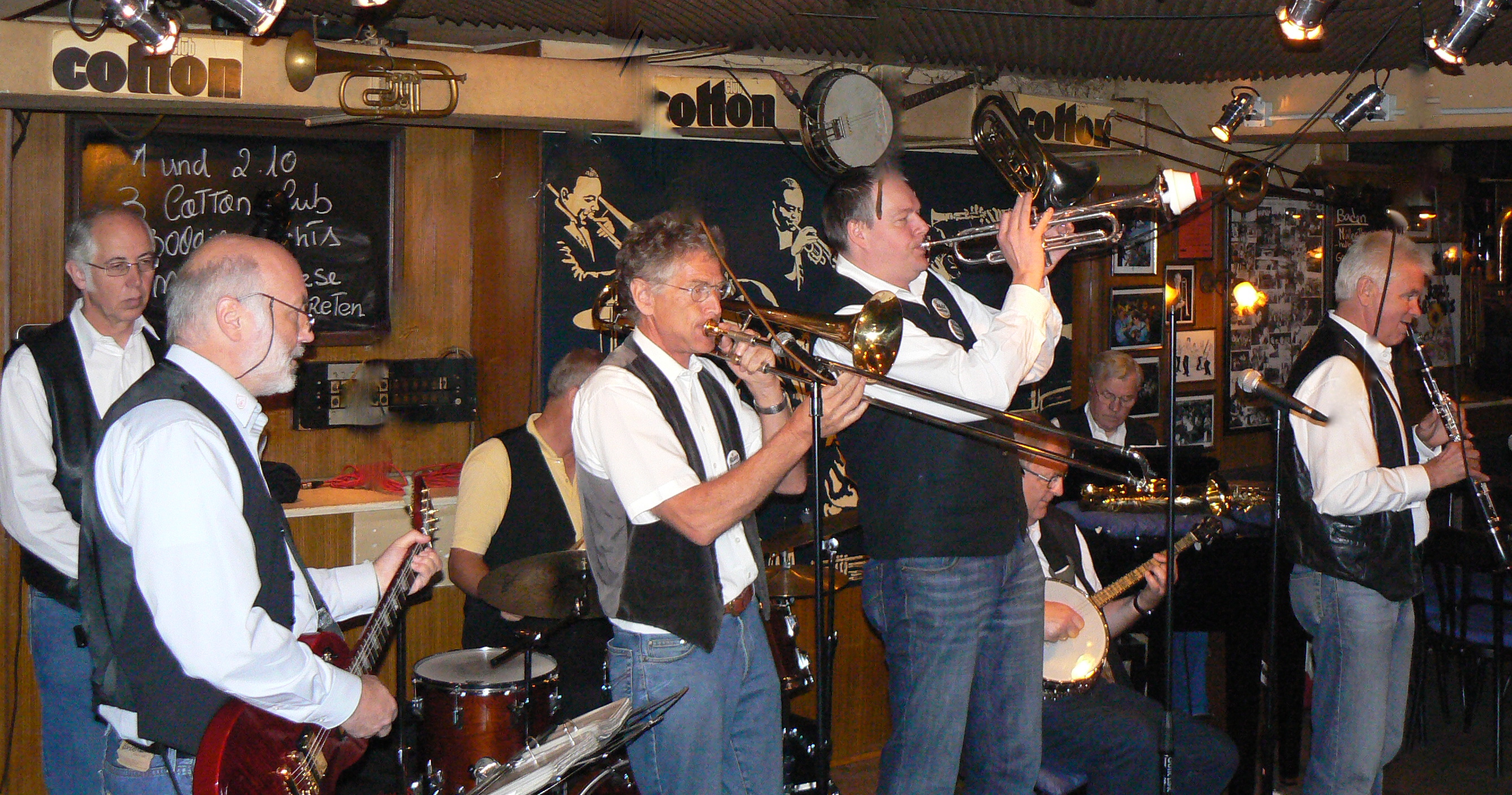 P1010066 KING STREET JAZZMEN cottonclub