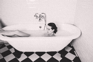 bathtub Bathtub Rituals   Susana Sawoff Solo henneberg