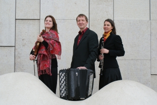  A Mekhaye Klezmer Ensemble: „A Nakht in Gan Eydn“ henneberg